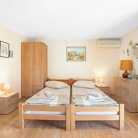 Nena * Brodarica (Sibenik-Knin)