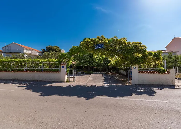 Nena * Brodarica (Sibenik-Knin)