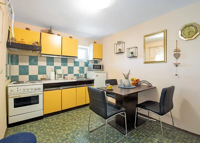 Nena * Brodarica (Sibenik-Knin)