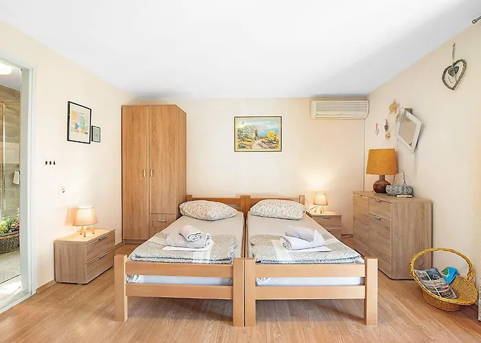 Nena * Brodarica (Sibenik-Knin)